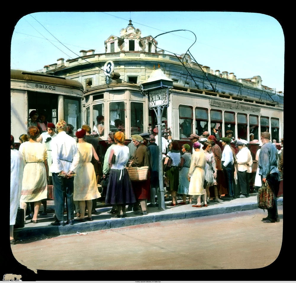 二十世纪初欧洲,古老的马车和拥挤的有轨电车,苏联男人当街喝酒