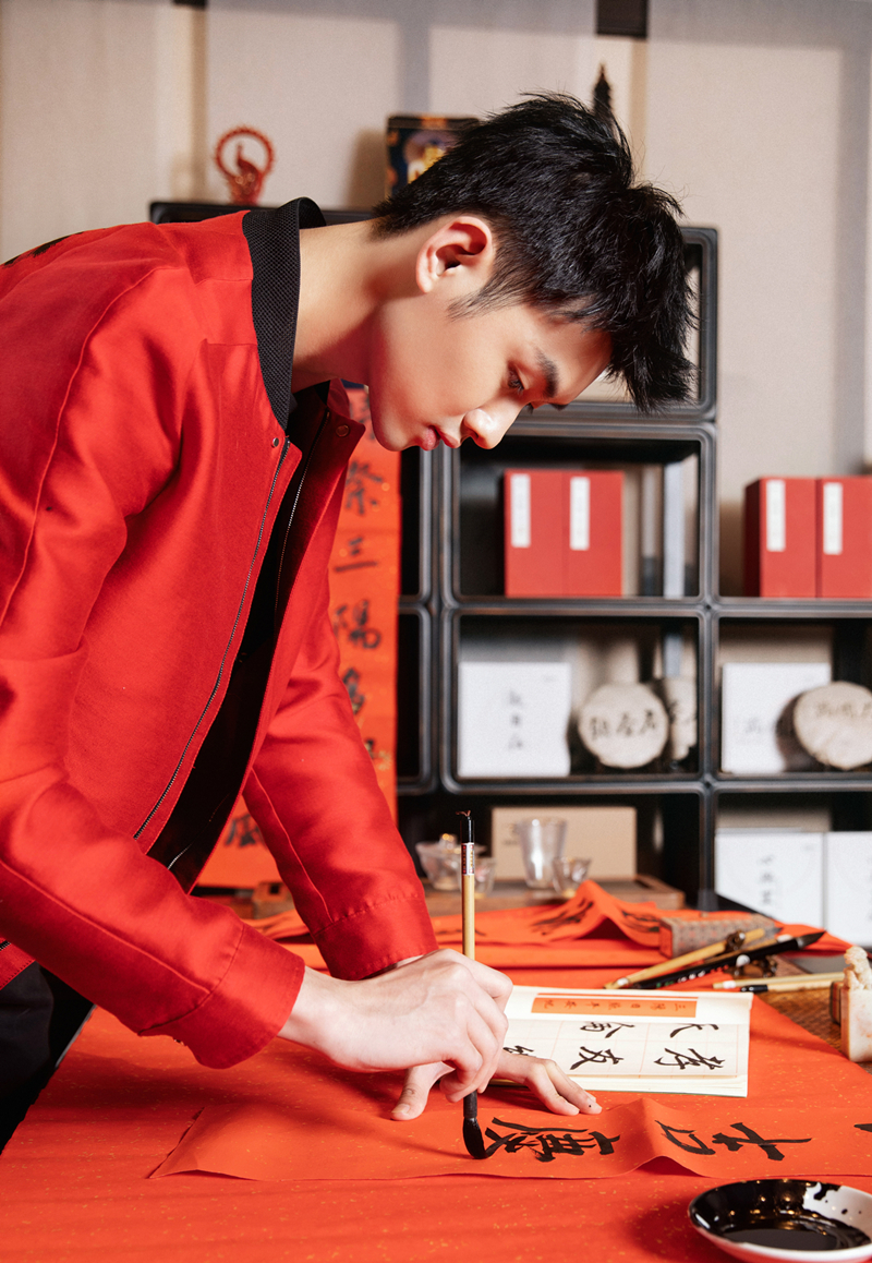 陆宇鹏贺岁大片曝光手持毛笔书写新春祝福