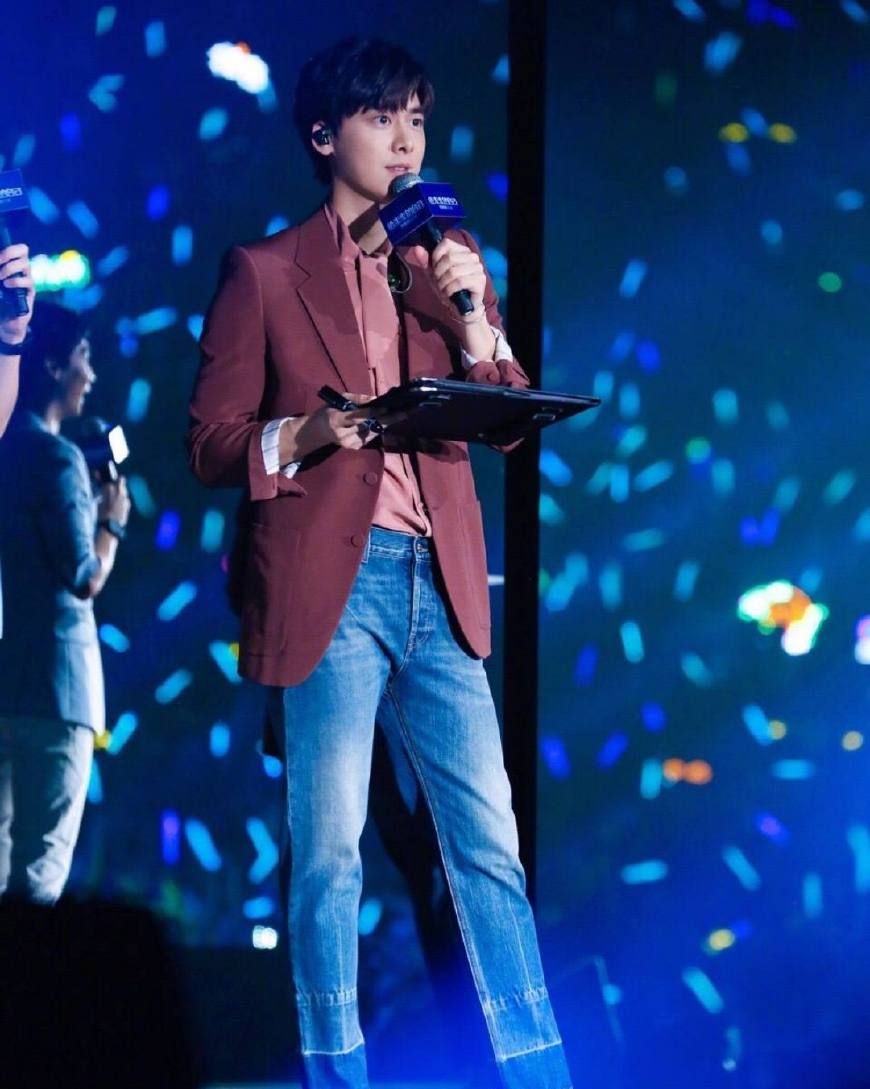 李易峰居然凭腿上了热搜,这双腿也太优越了,网友:这腿c位出道