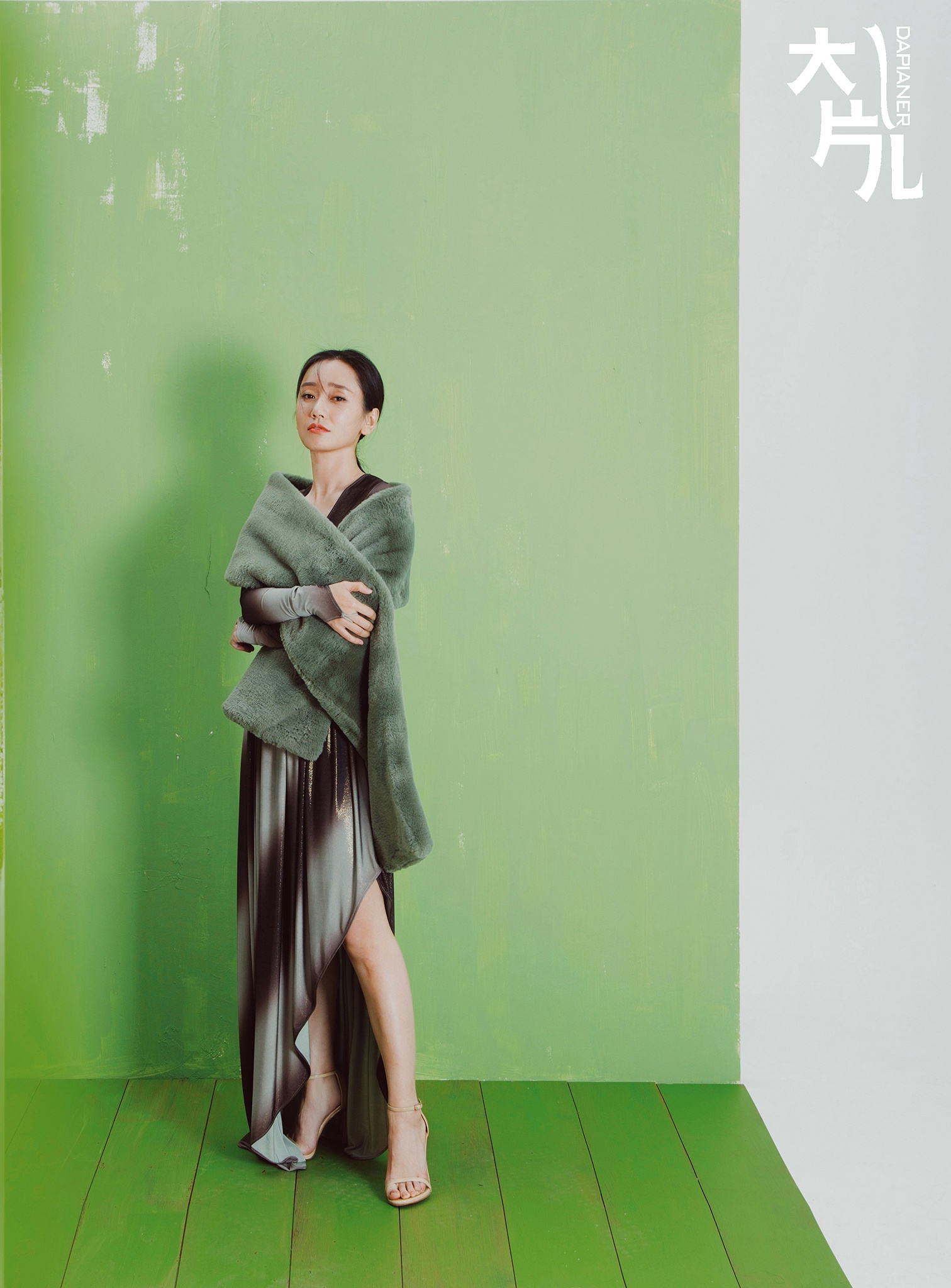 董晴时尚大片曝光 光影交错中呈现高级美人骨