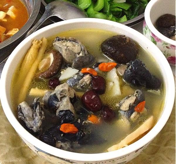 美味的薏米椰肉乌鸡汤美味可口的乌鸡汤在家便可轻松制作