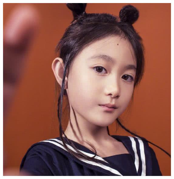 奥莉长大后彻底长残,眼睛变小脸变方,网友:越来越像李安琪