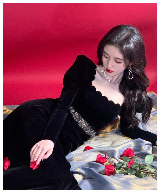 鞠婧祎走红毯忘穿"小吊带",当拍特写那刻,锁骨引网友疯狂截屏