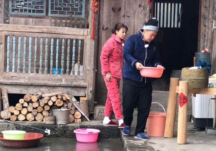 沈梦辰晒回村前后对比照,农村老家穿睡衣敷面