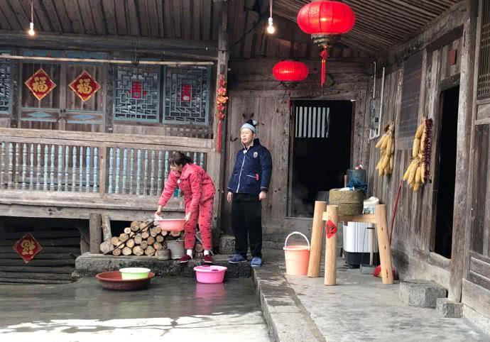 沈梦辰晒回村前后对比照,农村老家穿睡衣敷面