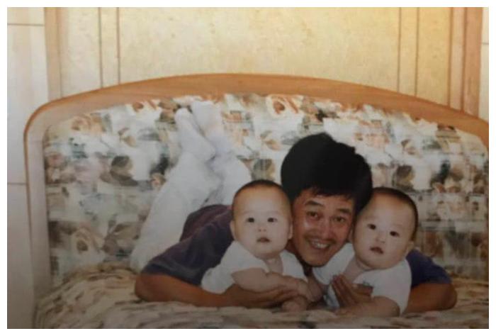 赵本山儿子赵一楠近照曝光,边喝水边看房,面部圆润尽显富态