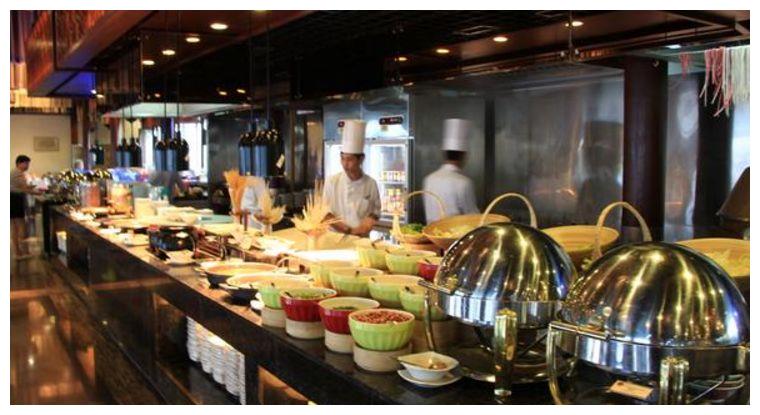 28元一位的蛋糕自助餐!看似便宜!网友:刚进店就看出"猫腻"