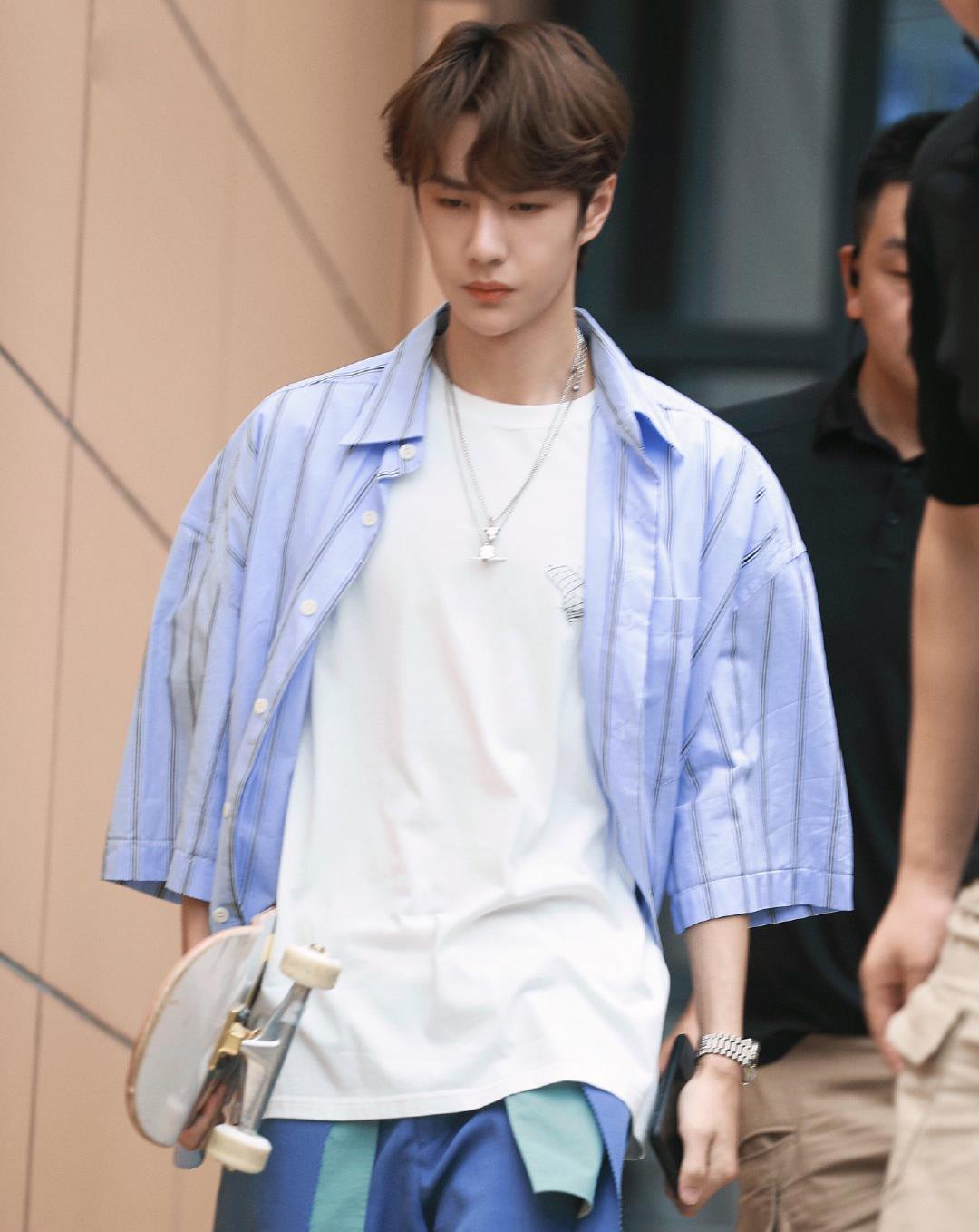 王一博最新上班照,蓝色衬衫搭配滑板,这一身超酷!