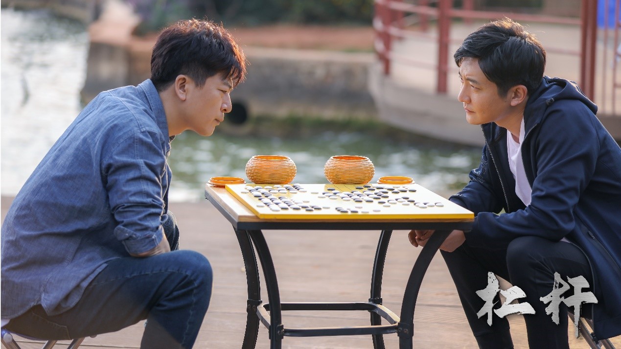 此次他所执导并编剧的电视剧《杠杆》经过近3年的筹备,聚焦现实,深度