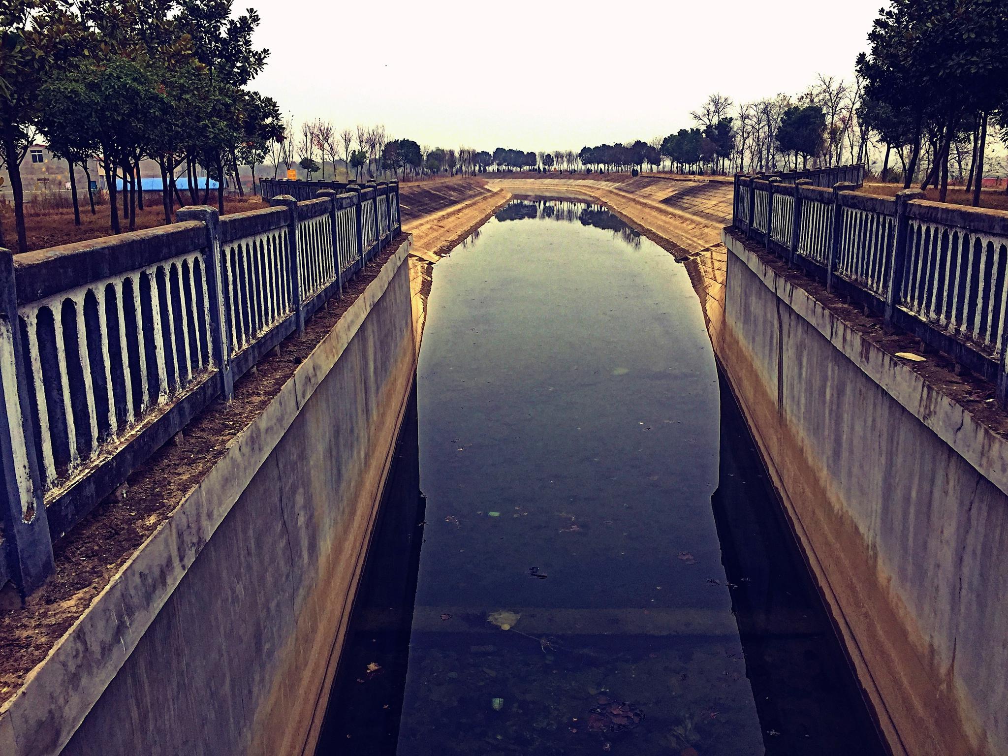排子河大渡槽位于襄阳市襄州区的石桥镇,居引丹总干渠中段,凌空飞架于
