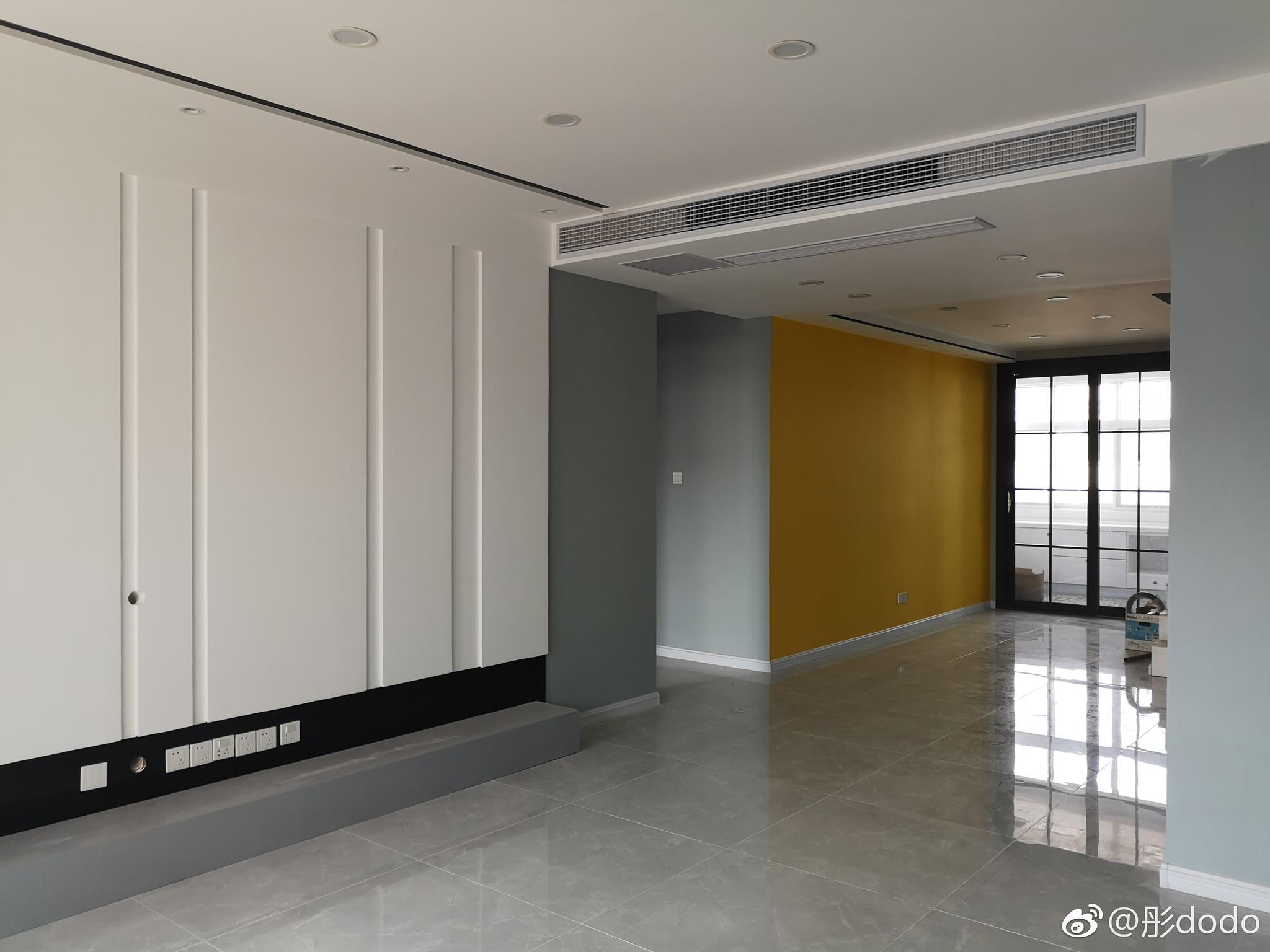 墙面刷的是灰色乳胶漆,地面铺的也是灰色乳胶漆,顶面做了吊顶,安装