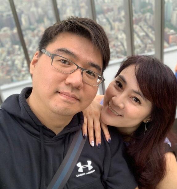 徐慧宣生有一儿一女,一家四口幸福快乐,让人羡慕不已.