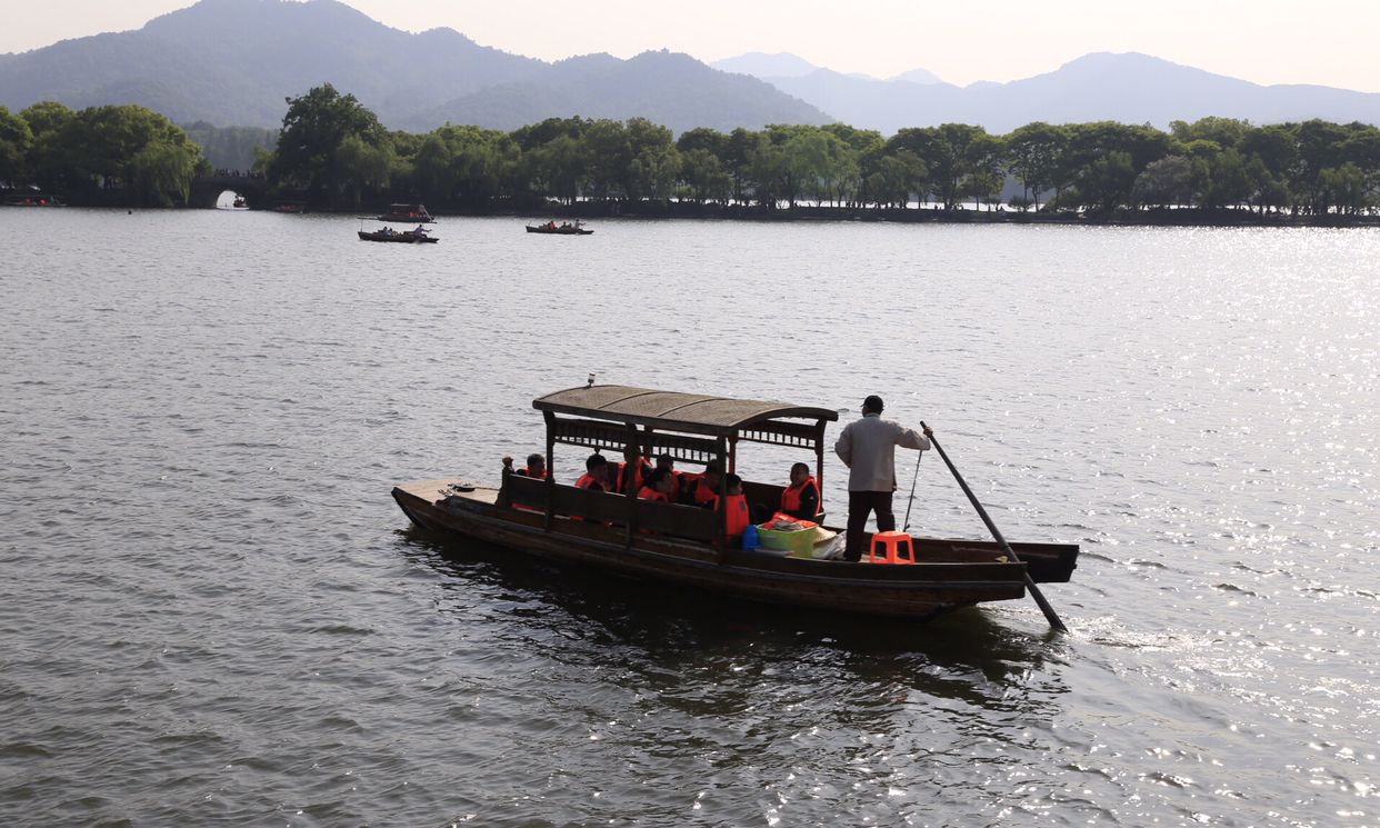 西湖水美人更美 游船笑声随风吹