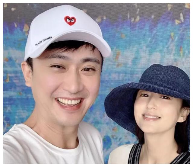 据悉杨帆的妻子叫李松奇,是个圈外人,杨帆对妻子的生活也十分的保护