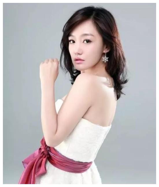 曾和胡歌同居2年,被胡妈赶走后皈依佛门,今41岁少女感十足|薛佳凝