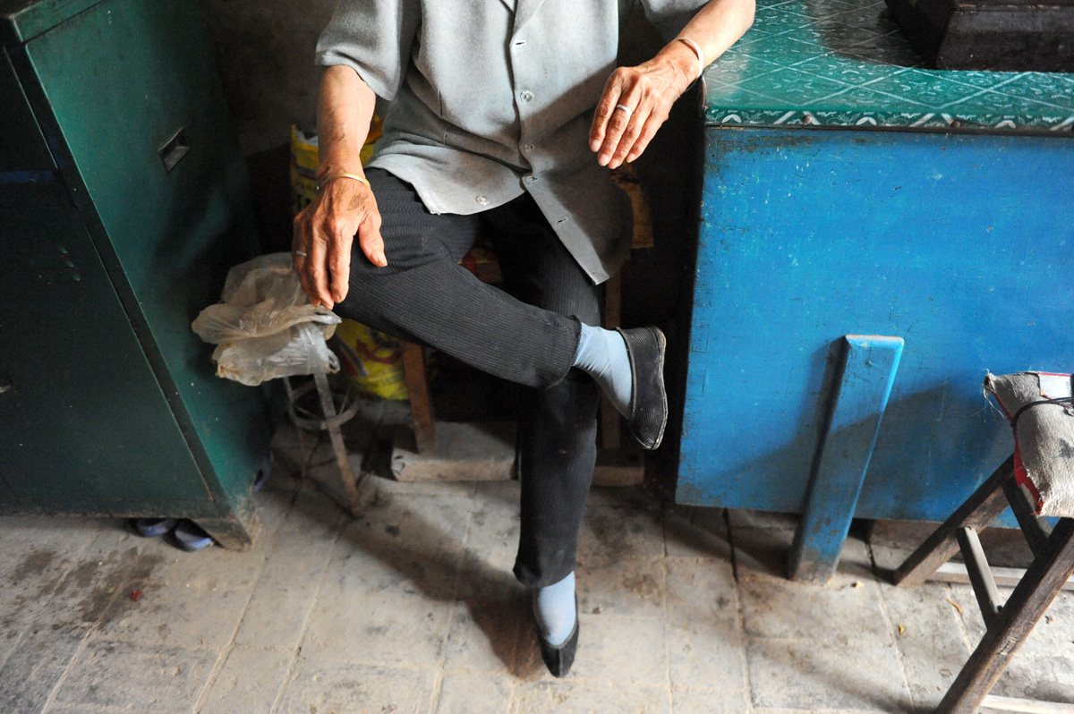 9旬老人住百年老宅,幼年裹脚成三寸金莲,赶集常引人围观