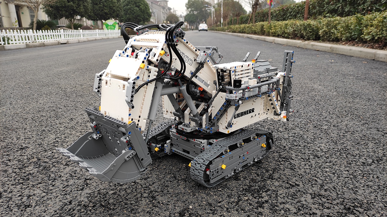 乐高真是越大越好玩吗乐高科技组旗舰42100利勃海尔挖掘机评测