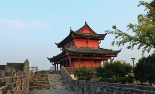 迎接城外部队入城,在城楼布定大炮轰击总督府