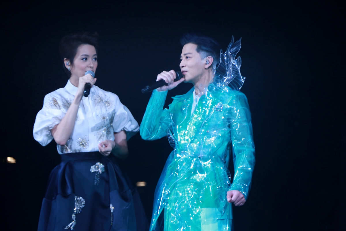 陈晓东出道24年首登红馆四度洒泪与梁咏琪牵手同台