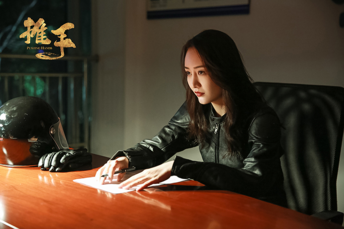 电视剧《推手》今日开播 王鸥骑机车帅气出场