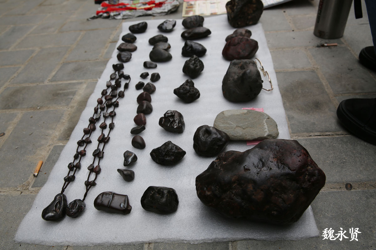 大雁塔民间古玩交流真热闹,房前屋后走廊楼梯全是地摊