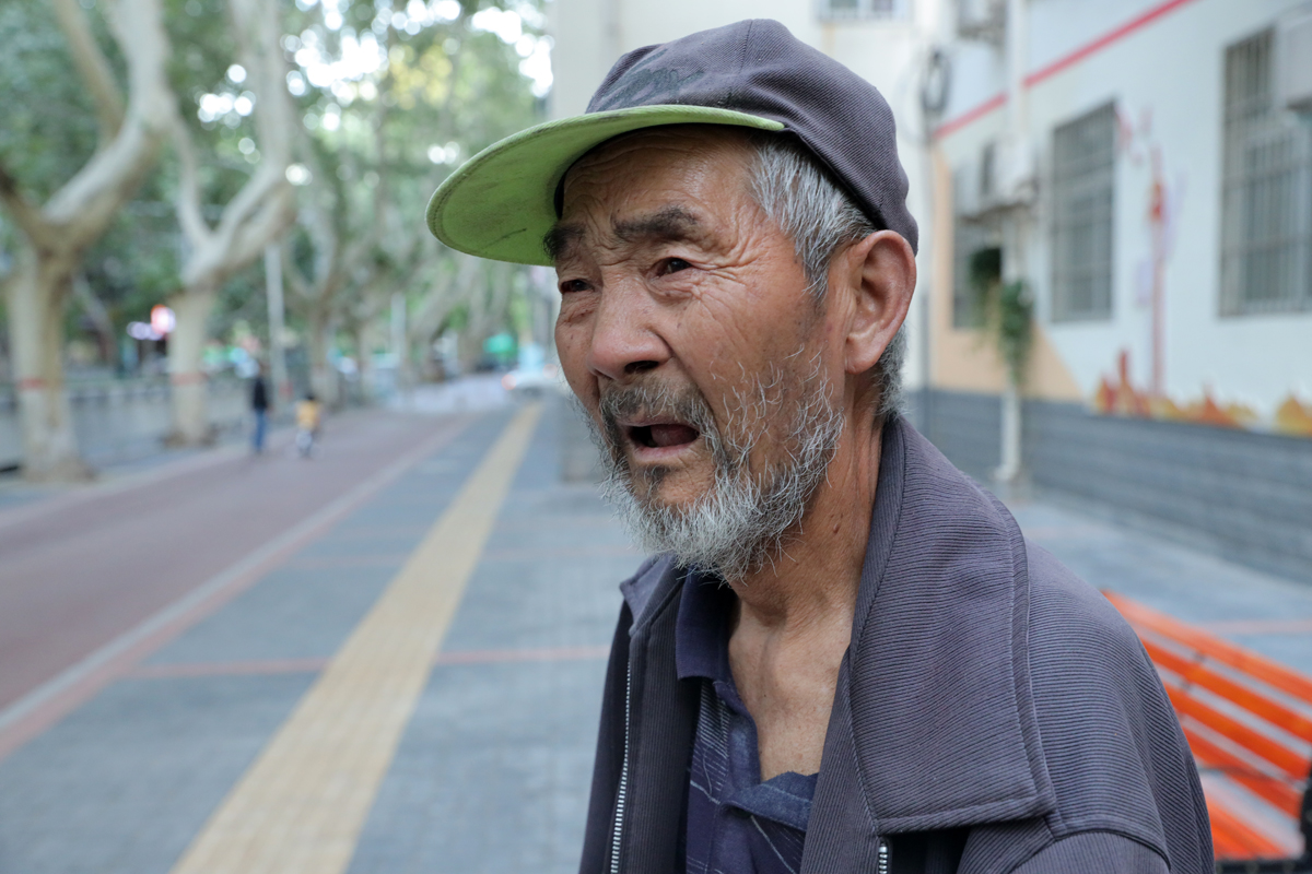 7旬老人奔波500里卖薯干,不料薯干被雨淋湿发霉,蹲街头哭泣