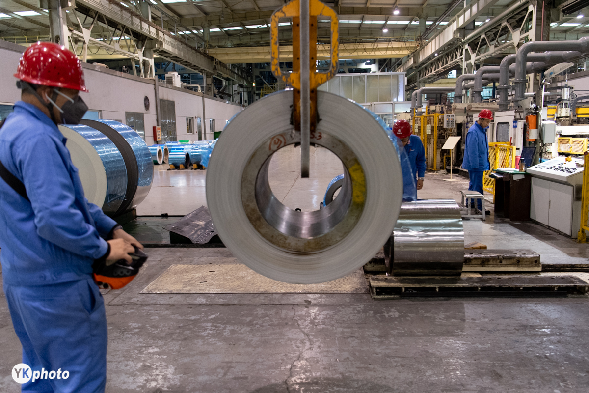 国人骄傲国产手撕钢打破国外垄断与同等大小百元钞票等值