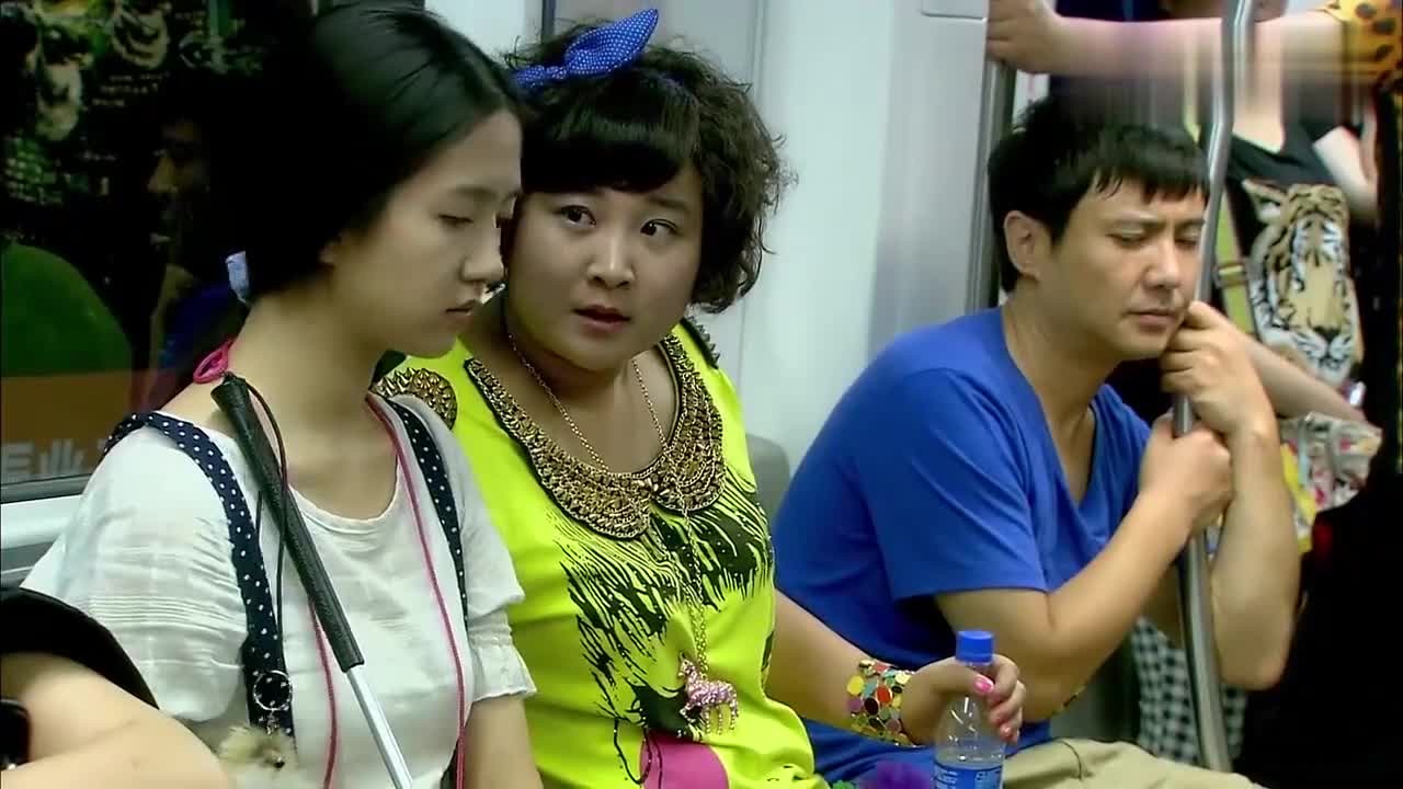 女人告诉女孩,小伙和郝建长得那是一模一样,除了人家有钱他没钱