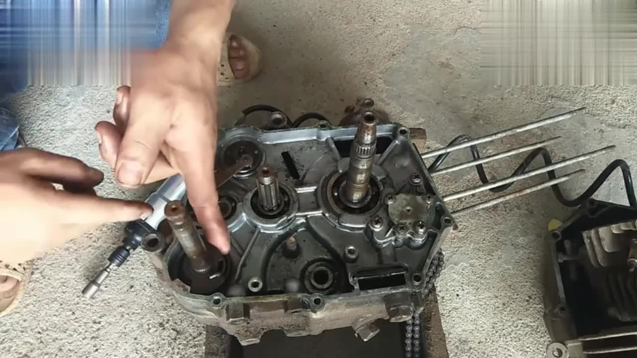 实拍修车小伙给摩托车发动机做维修拆开看看里面哪里坏了