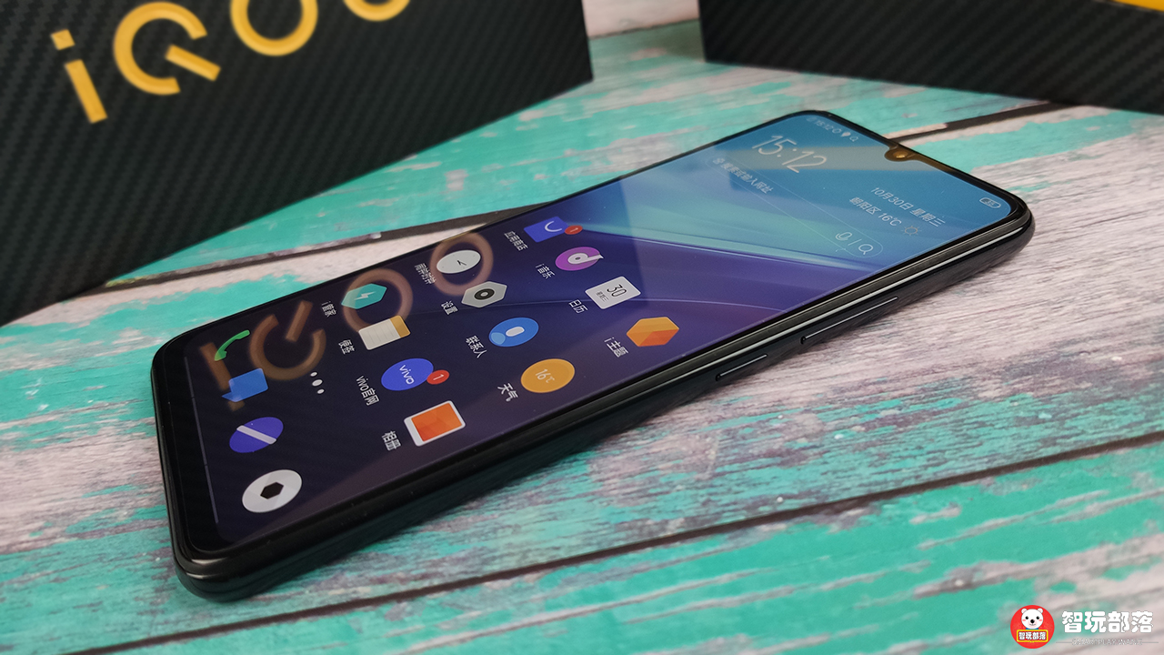 iqoo neo855版开箱体验图赏:碳纤黑玻璃,表面浮现着凯夫拉纹理