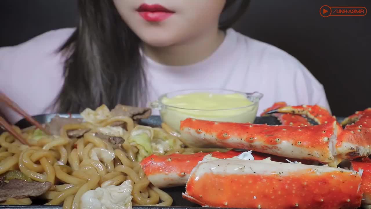 asmr吃播小姐姐吃牛肉炒乌冬面帝王蟹配奶酪酱吃得真过瘾