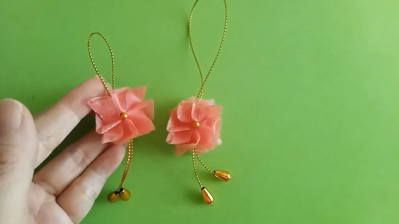 创意手工diy,带你学习如何用彩带叠花朵,非常漂亮!