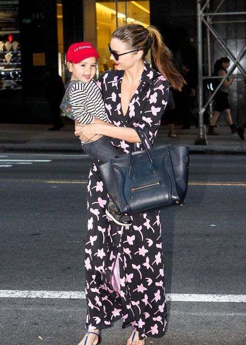 米兰达可儿怀抱小开花,辣妈时尚感爆棚!