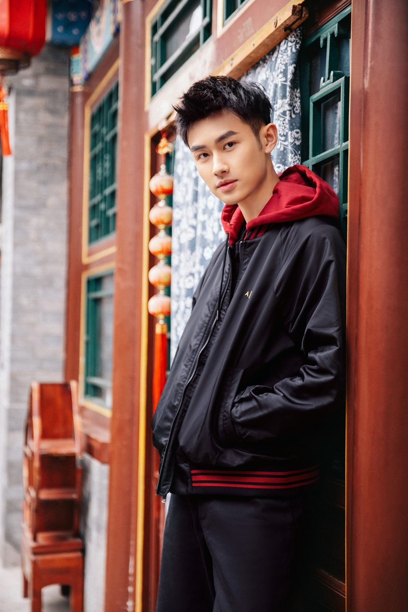 陆宇鹏贺岁大片曝光手持毛笔书写新春祝福