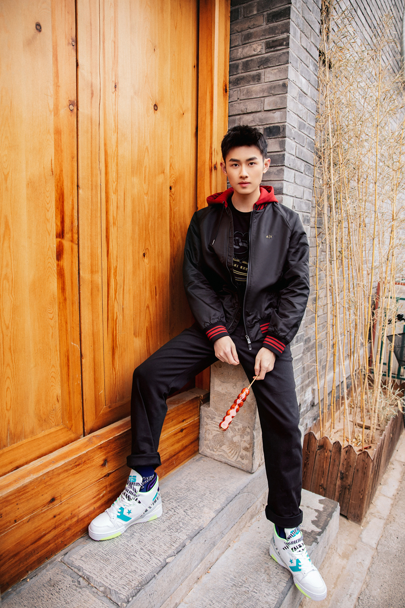 陆宇鹏贺岁大片曝光手持毛笔书写新春祝福