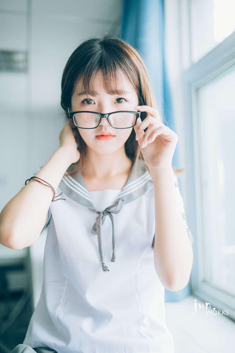 摄影分享 眼镜美女学生制服教室写真