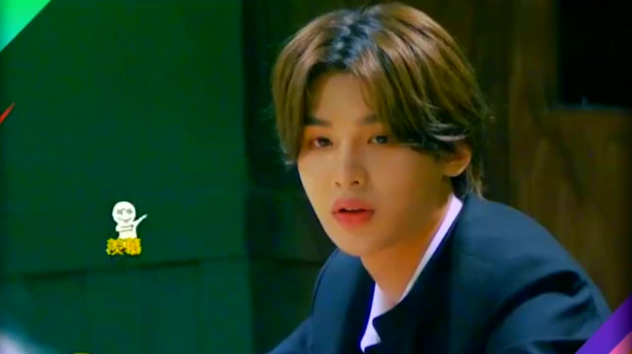 撒贝宁:你抽烟喝酒吗?何炅:抽烟,喝一点点。白