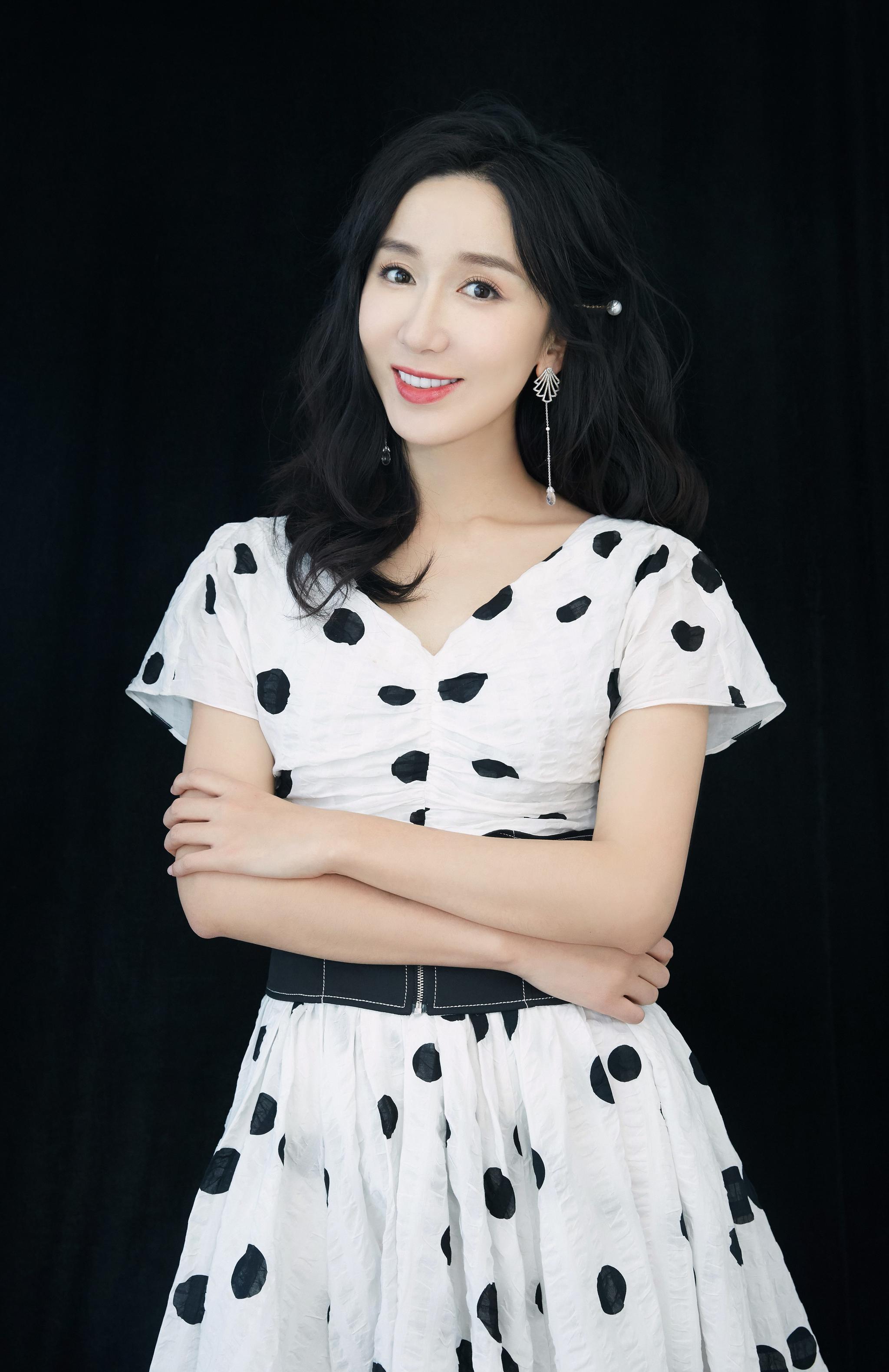 娄艺潇时尚美图,身穿一款白色圆点连衣裙靓丽清新