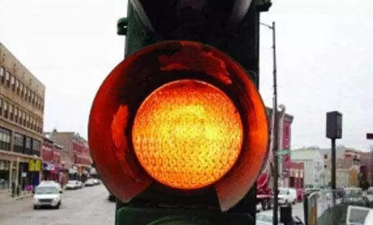 黄灯最后一秒过线,算不算闯红灯?交警:再解释一次,定要记牢!