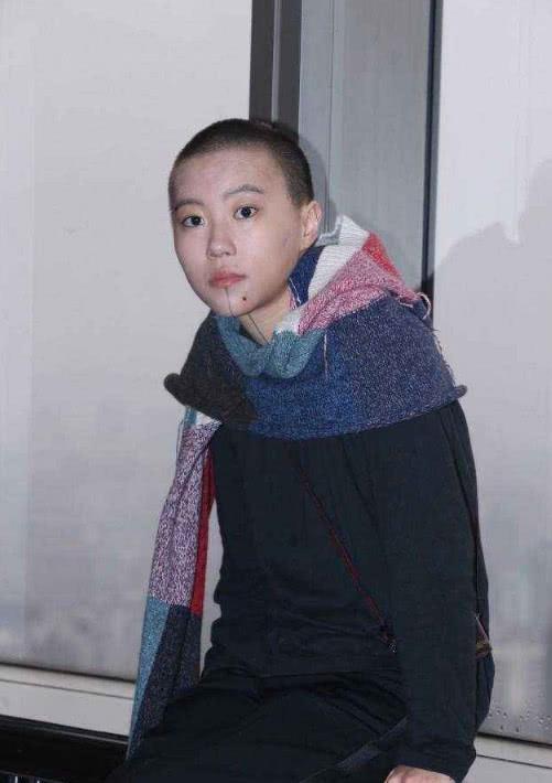 窦靖童低调亮相,却意外被寸头抢了镜,网友:刚被放出来?