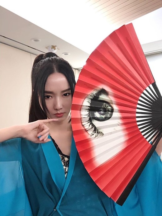 韩国女艺人李贞贤sns发照秀《wa》经典造型