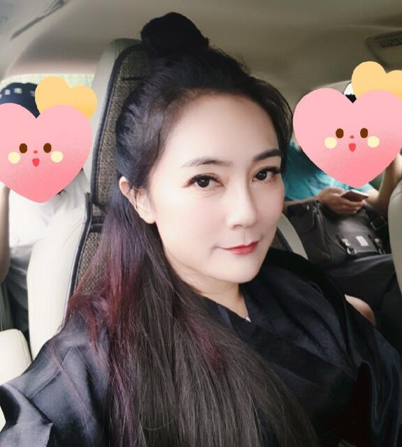 徐慧宣生有一儿一女,一家四口幸福快乐,让人羡慕不已.