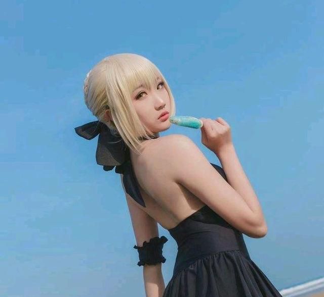 小姐姐穿某某小短裙cos阿尔托莉雅总感觉她的胖次要露出来了