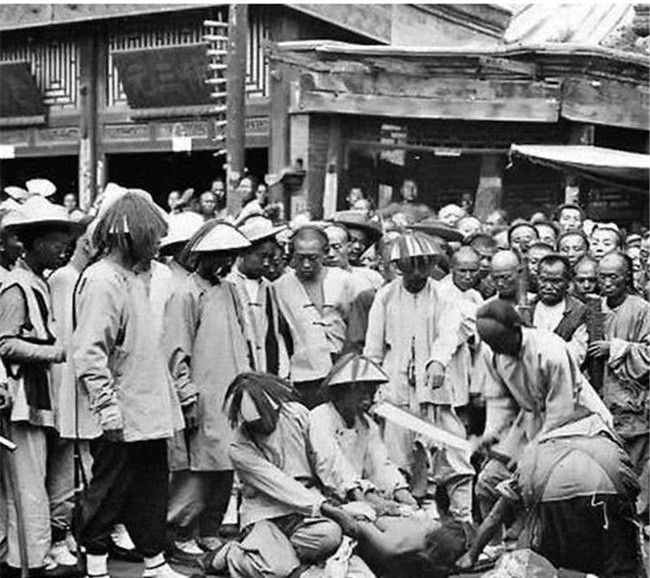 所谓枭首或弃市其实也都是斩首,只不过枭首指斩首后把人头悬挂在父屯