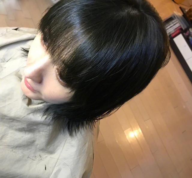 吴昕修短发遮发际线,新发型减龄像少女,双手托脸元气满满