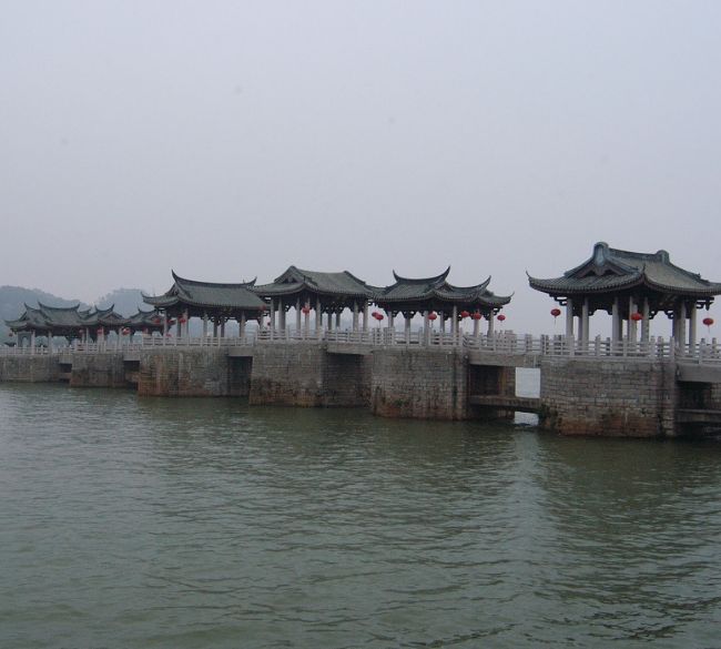 我国古桥建筑孤例——潮州广济桥,集梁桥、浮桥、拱桥于一体