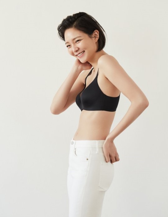 韩国女艺人李絮拍内衣照秀健康性感身材