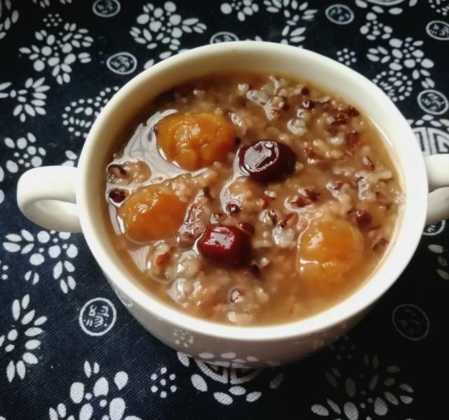 红枣桂圆紫米粥,红枣补血,桂圆安神,香甜适口