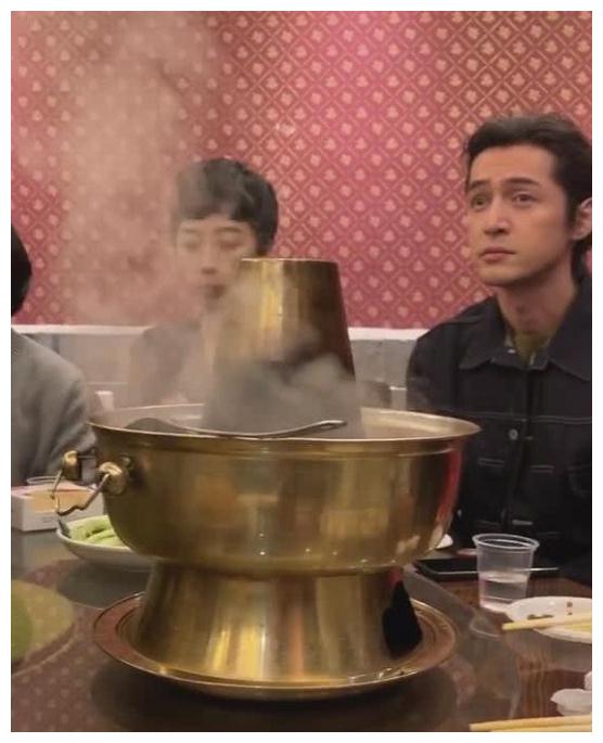 35岁胡歌吃饭被偶遇,关掉美颜滤镜后,看生图照:还是你男神?