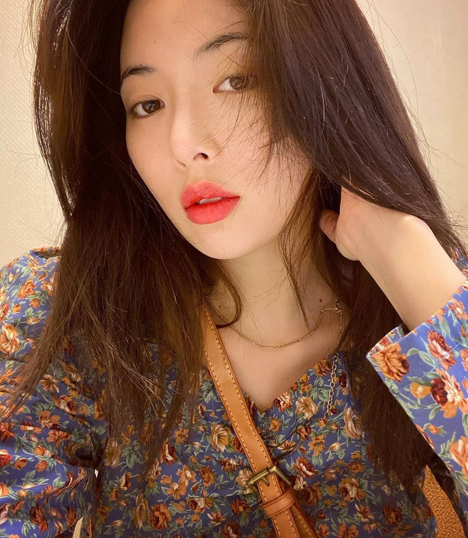 组图:泫雅穿碎花衬衫晒自拍 发丝凌乱眼神迷离慵懒_高清图集_新浪网